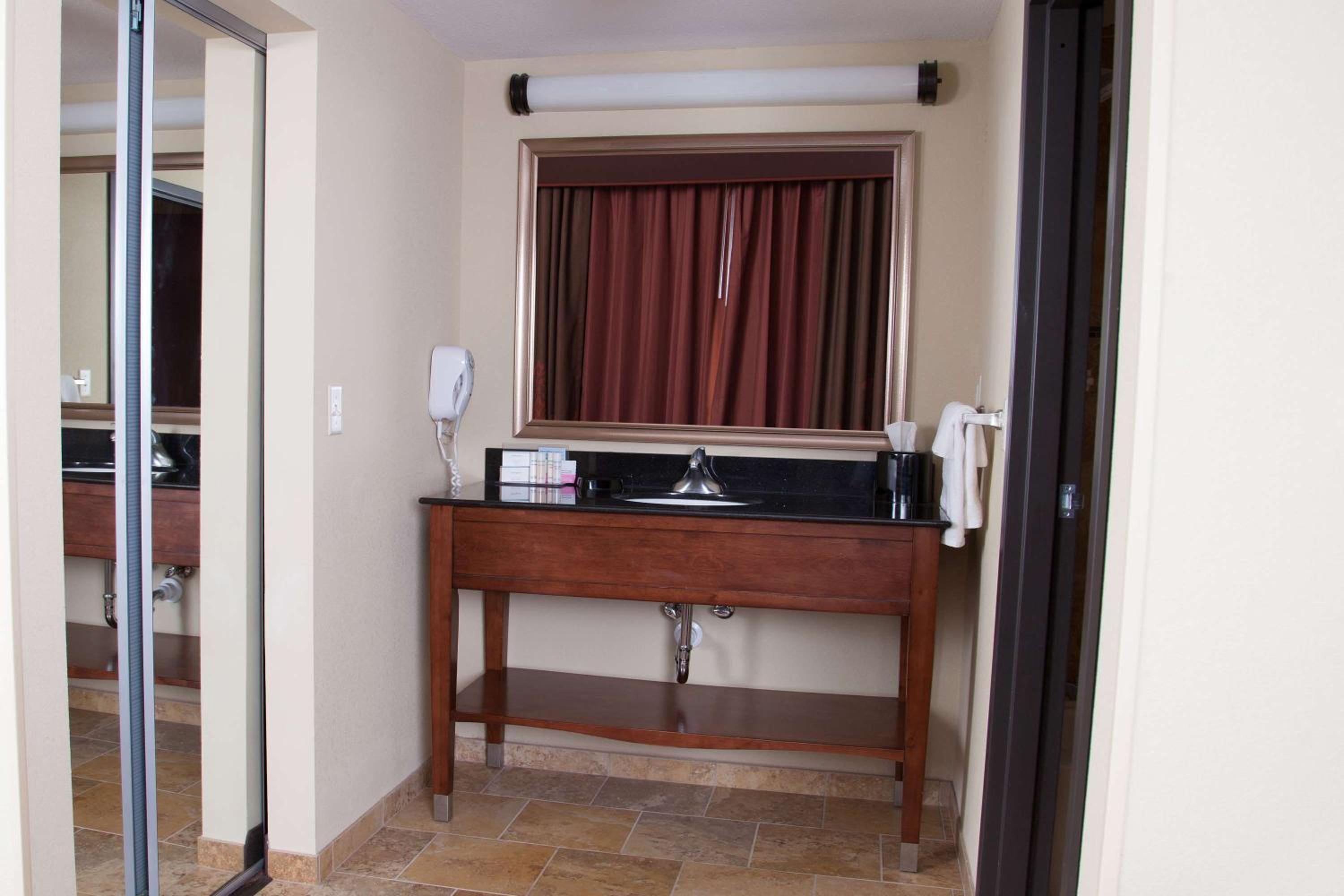 Dickinson Vacations - Hampton Inn  Suites Dickinson ND - Property Image 30