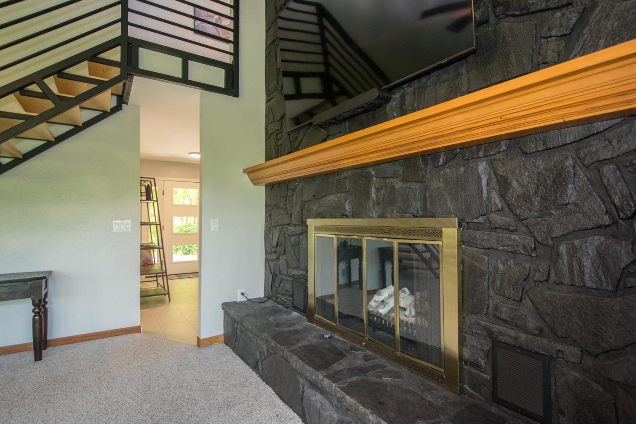 Mountain View 3BR with Sunroom, Close to Ski and Trails view 3