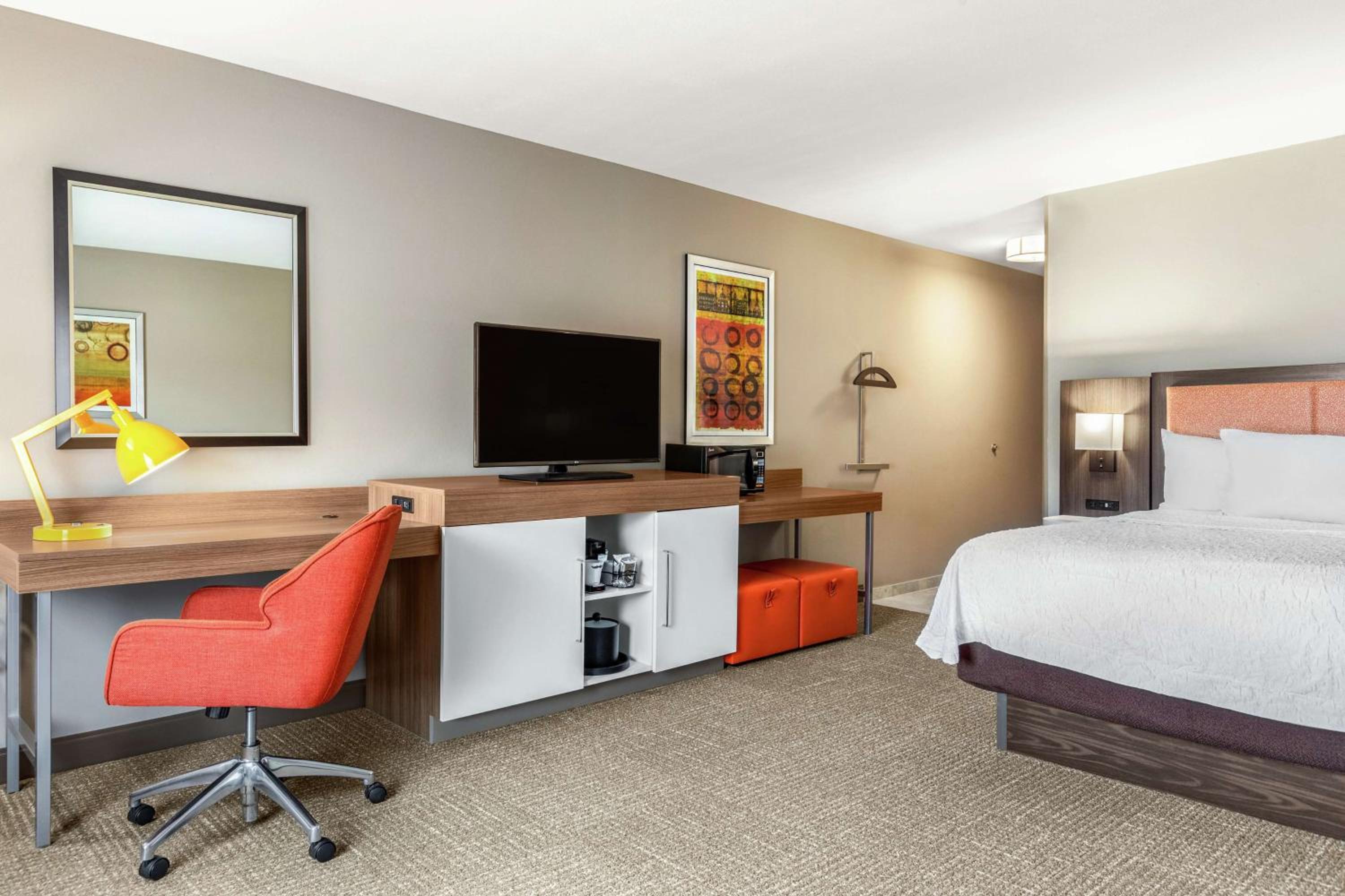 Athens Vacations - Hampton Inn Athens - Property Image 1