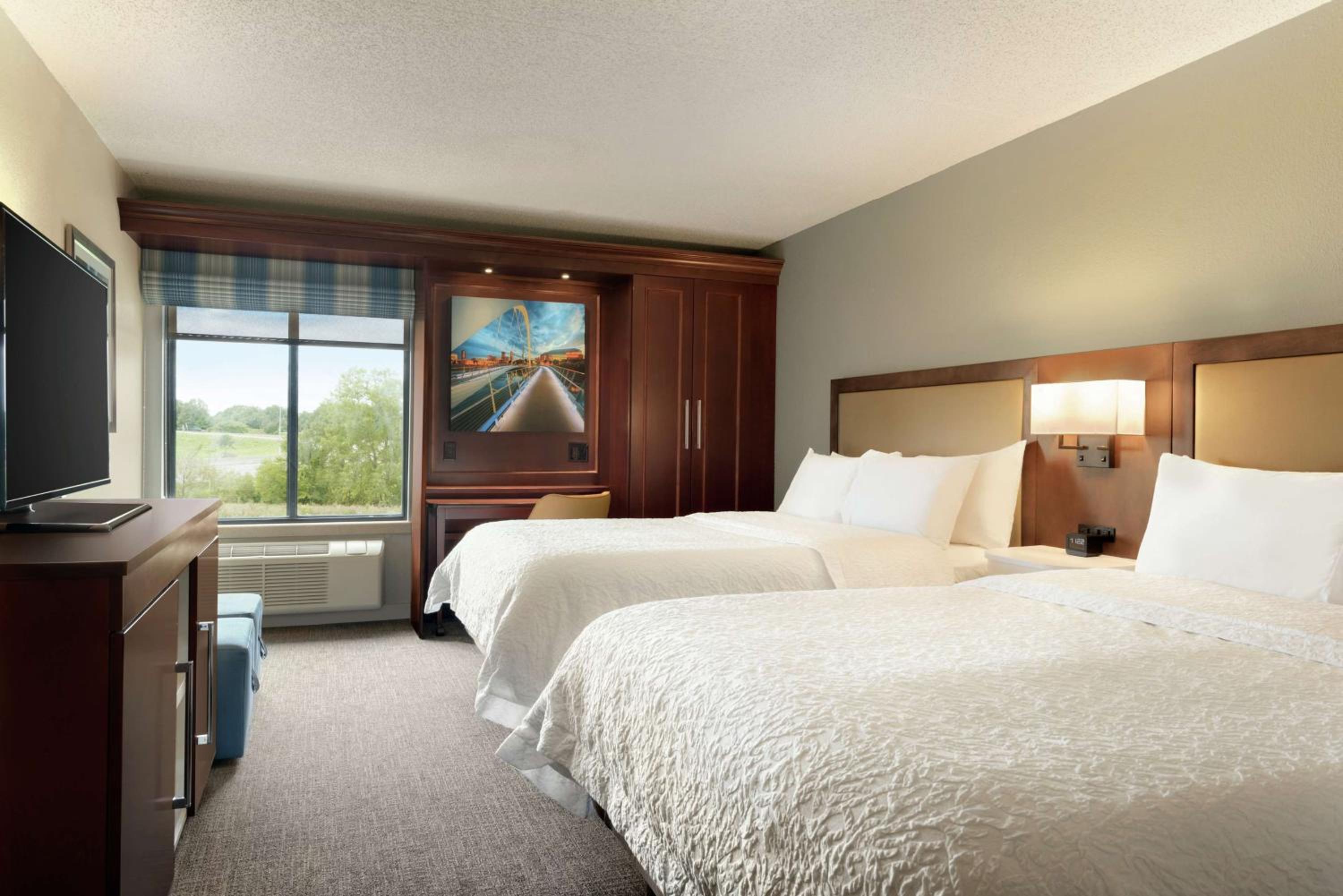 Des Moines Vacations - Hampton Inn West Des Moines Lake Drive - Property Image 3