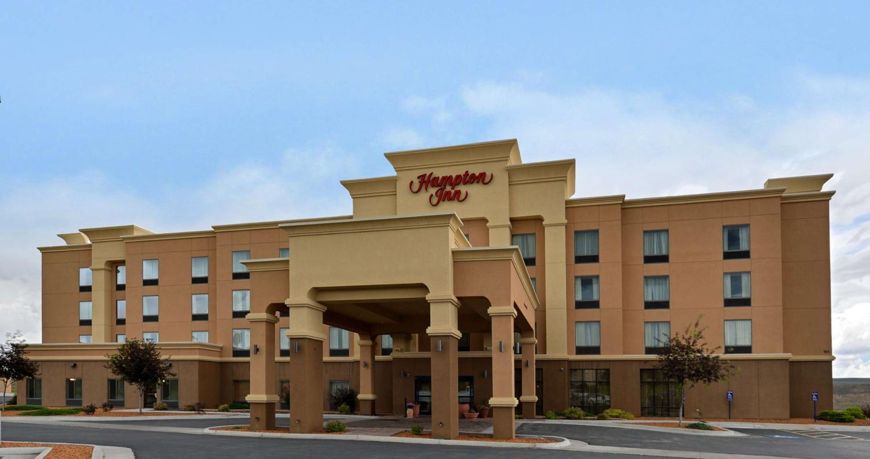 Evanston Vacations - Hampton Inn Evanston - Property Image 2