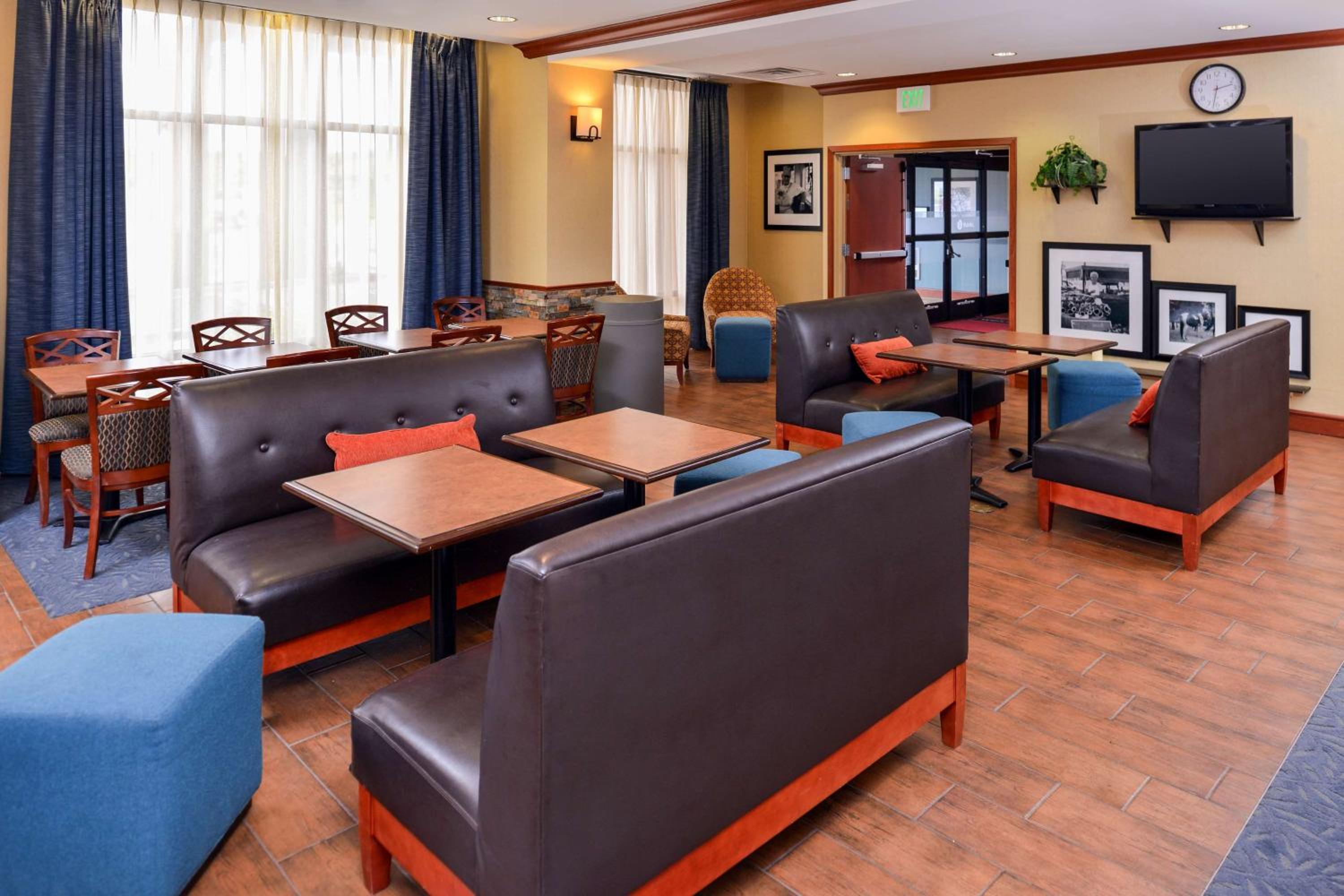 Evanston Vacations - Hampton Inn Evanston - Property Image 4