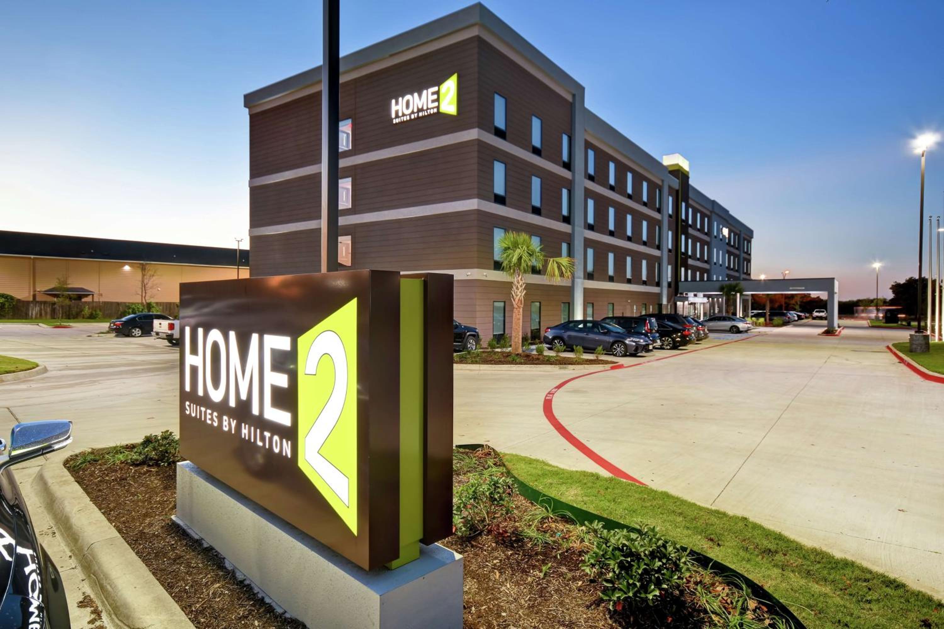 Hotel Home2 Suites By Hilton Fort Worth Fossil Creek - Image 1