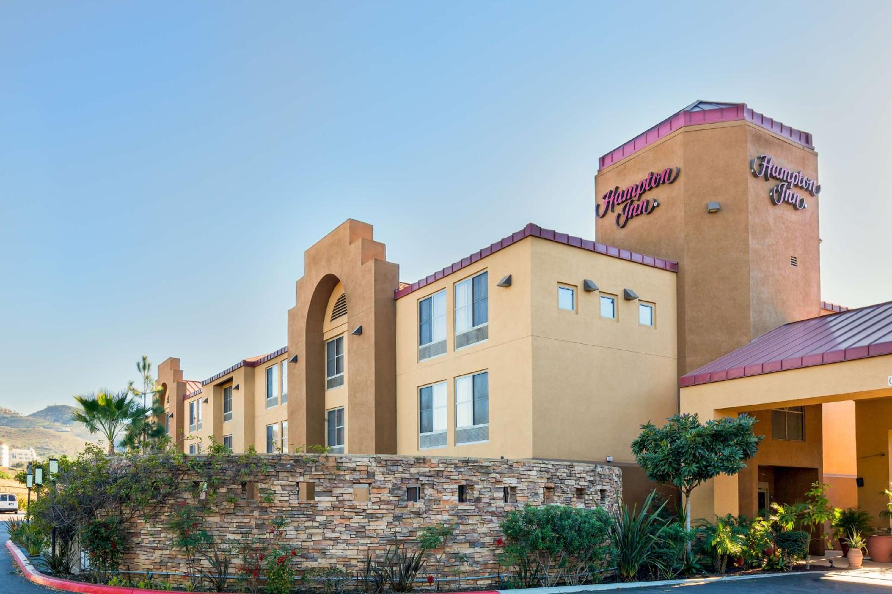 Hotel Hampton Inn San Marcos - Image 1