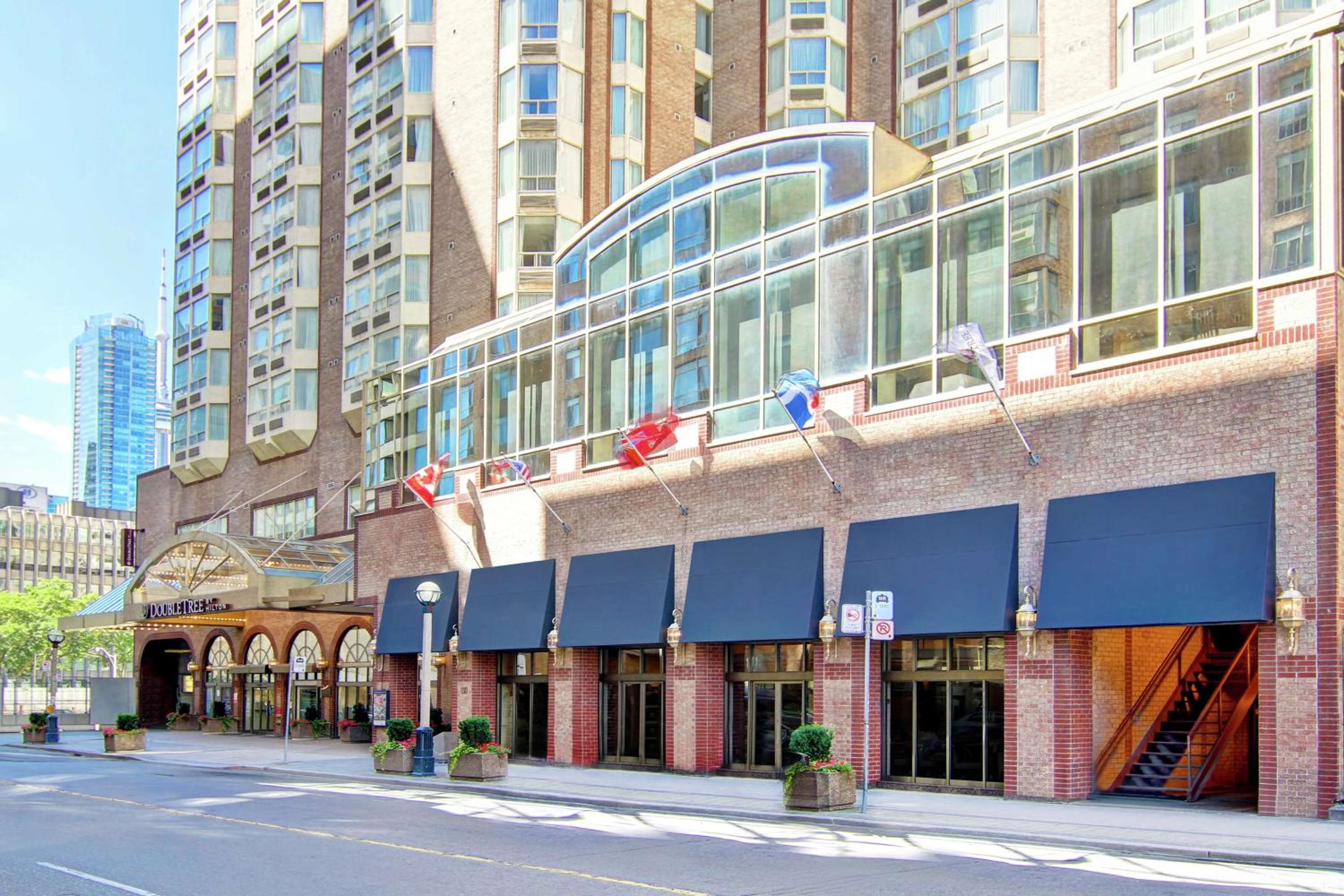 Hotel DoubleTree by Hilton Toronto Downtown - Image 1