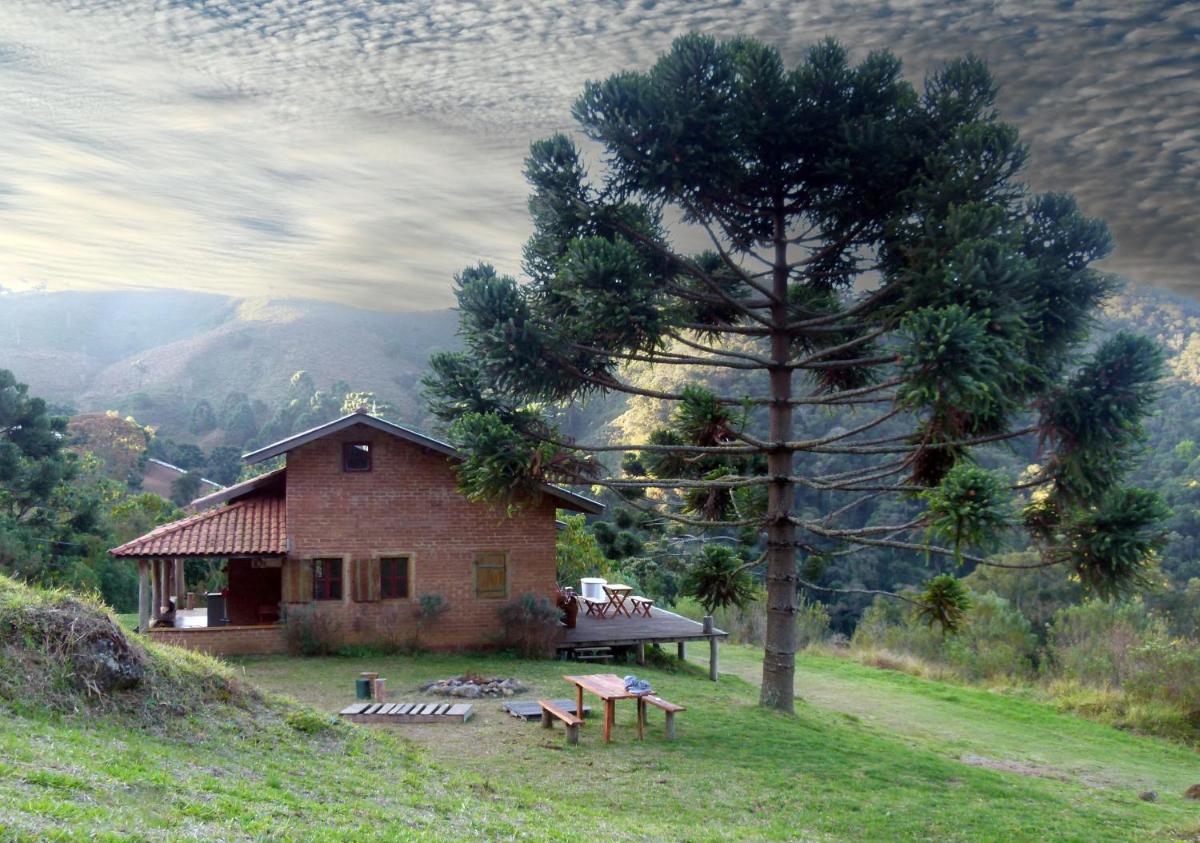Casa ecológica na montanha com vista para o vale
