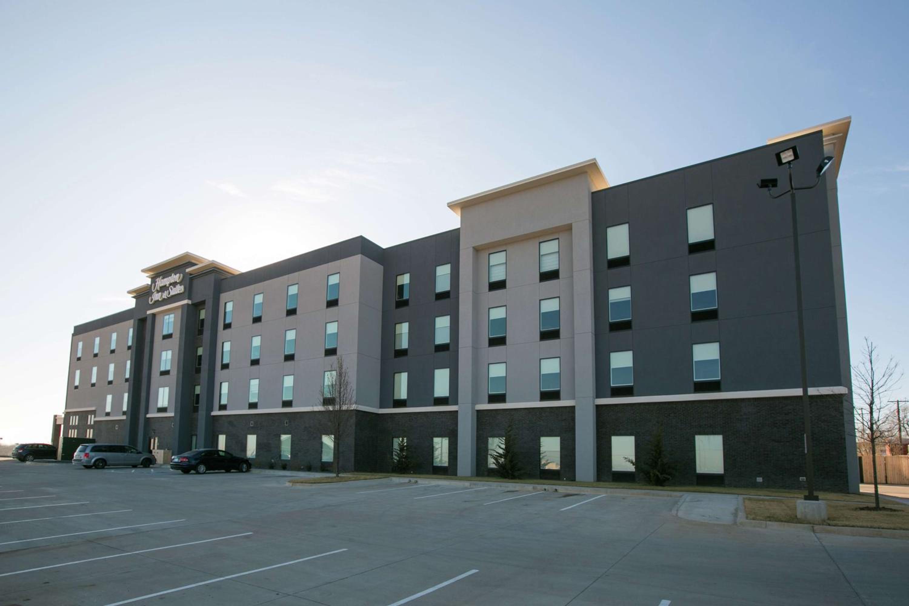 Hotel Hampton Inn & Suites Stroud - Image 1