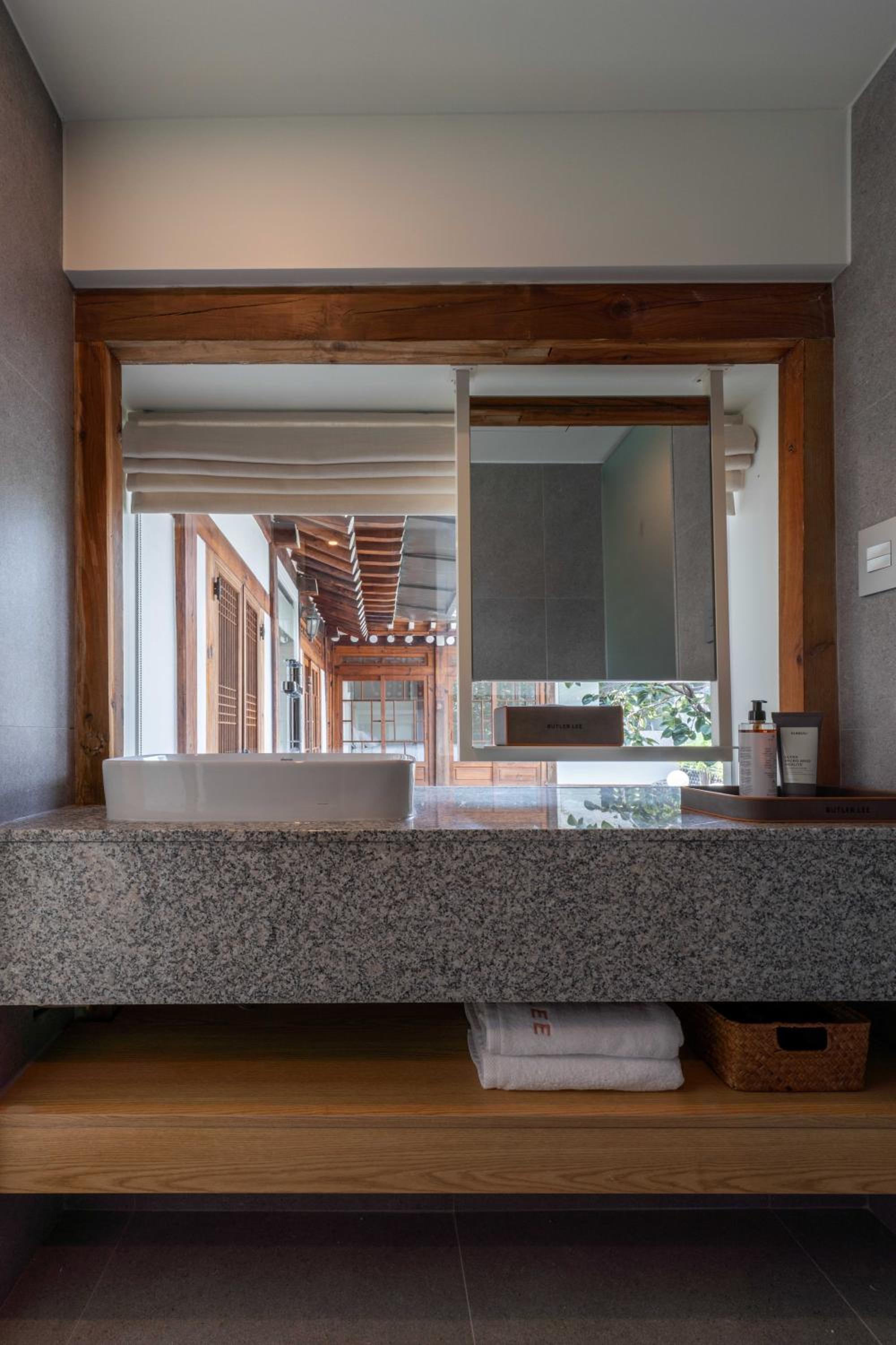 Luxury Hanok Bukchon Summit view 2