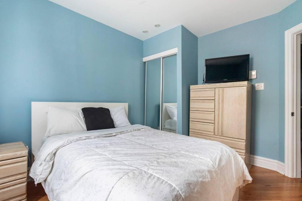 Live like a Montrealer in this 3-bedroom home!