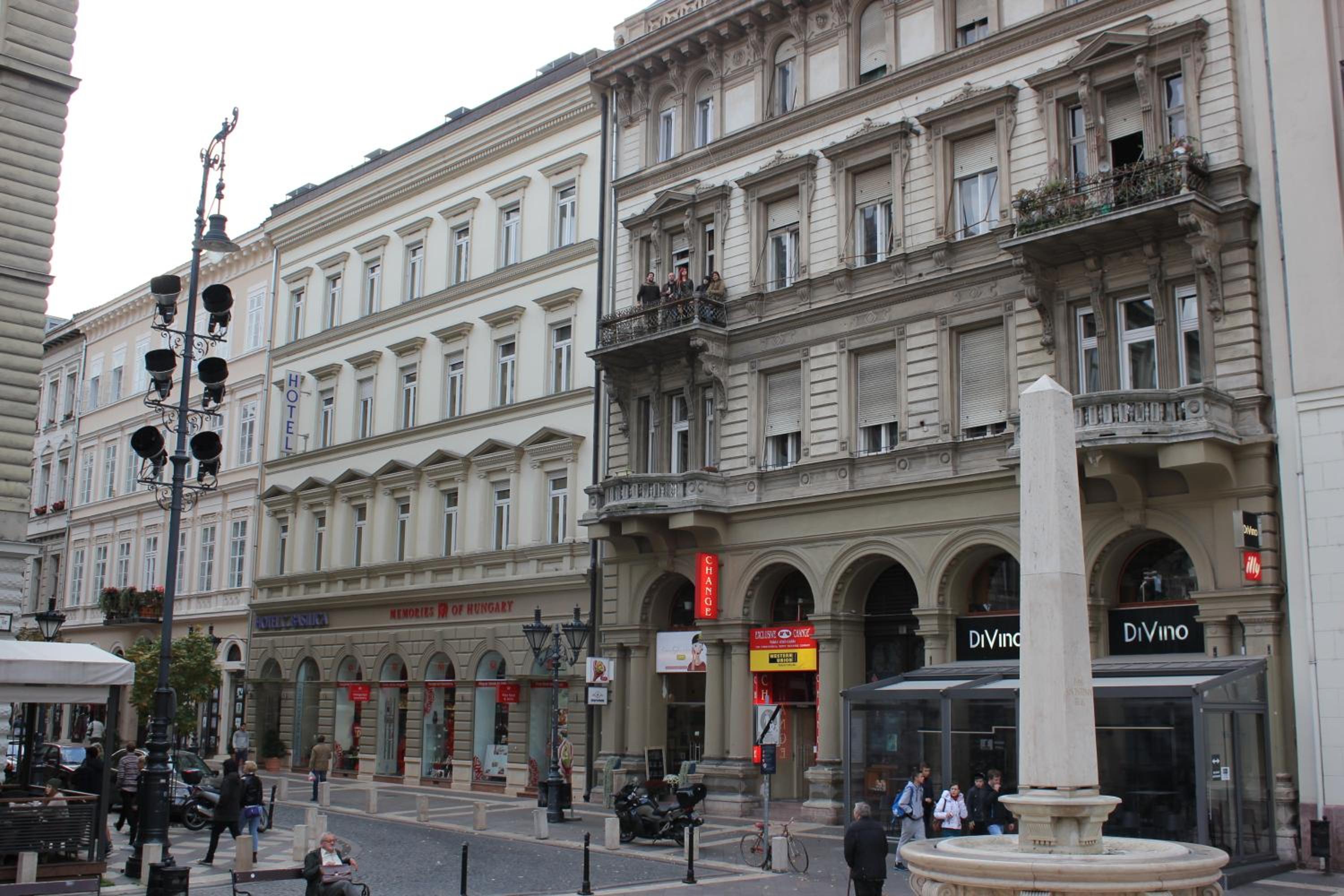 Pal's Hostel and Apartments