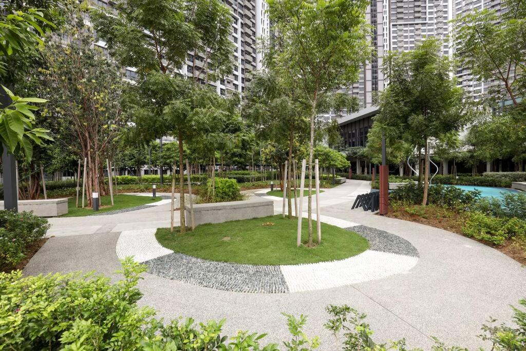 NEW UNIT_TRX VIEW_Netflix_Lrt+Mrt_3R2B_8 Pax