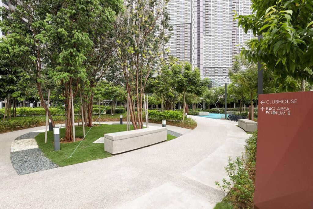 NEW UNIT_TRX VIEW_Netflix_Lrt+Mrt_3R2B_8 Pax