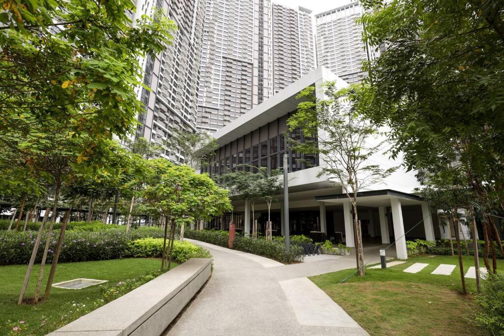 NEW UNIT_TRX VIEW_Netflix_Lrt+Mrt_3R2B_8 Pax