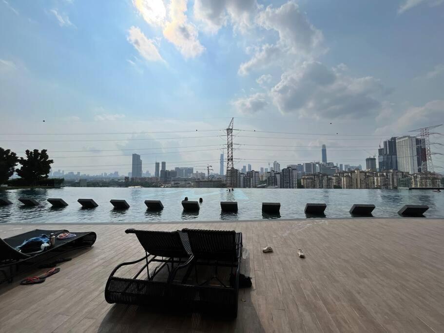 NEW UNIT_TRX VIEW_Netflix_Lrt+Mrt_3R2B_8 Pax
