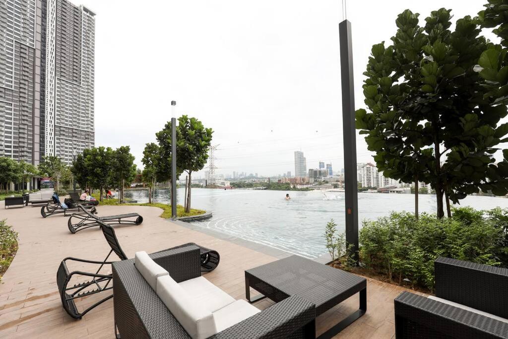 NEW UNIT_TRX VIEW_Netflix_Lrt+Mrt_3R2B_8 Pax