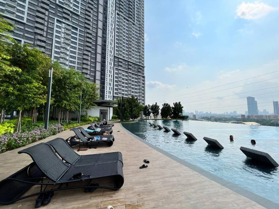 NEW UNIT_TRX VIEW_Netflix_Lrt+Mrt_3R2B_8 Pax