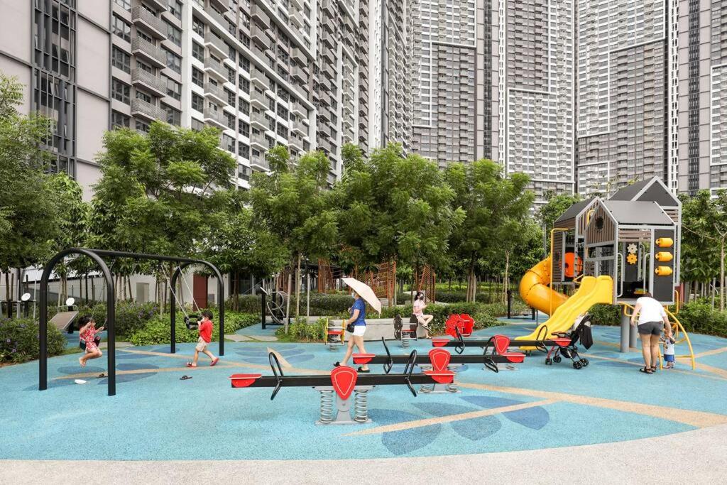 NEW UNIT_TRX VIEW_Netflix_Lrt+Mrt_3R2B_8 Pax