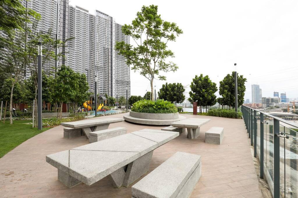 NEW UNIT_TRX VIEW_Netflix_Lrt+Mrt_3R2B_8 Pax