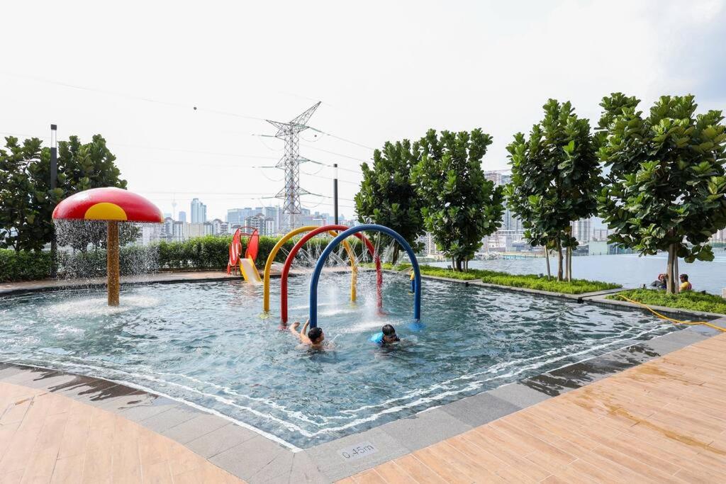 NEW UNIT_TRX VIEW_Netflix_Lrt+Mrt_3R2B_8 Pax