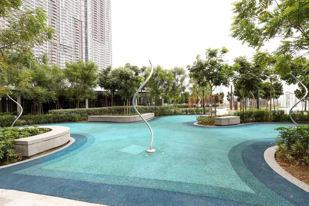 NEW UNIT_TRX VIEW_Netflix_Lrt+Mrt_3R2B_8 Pax