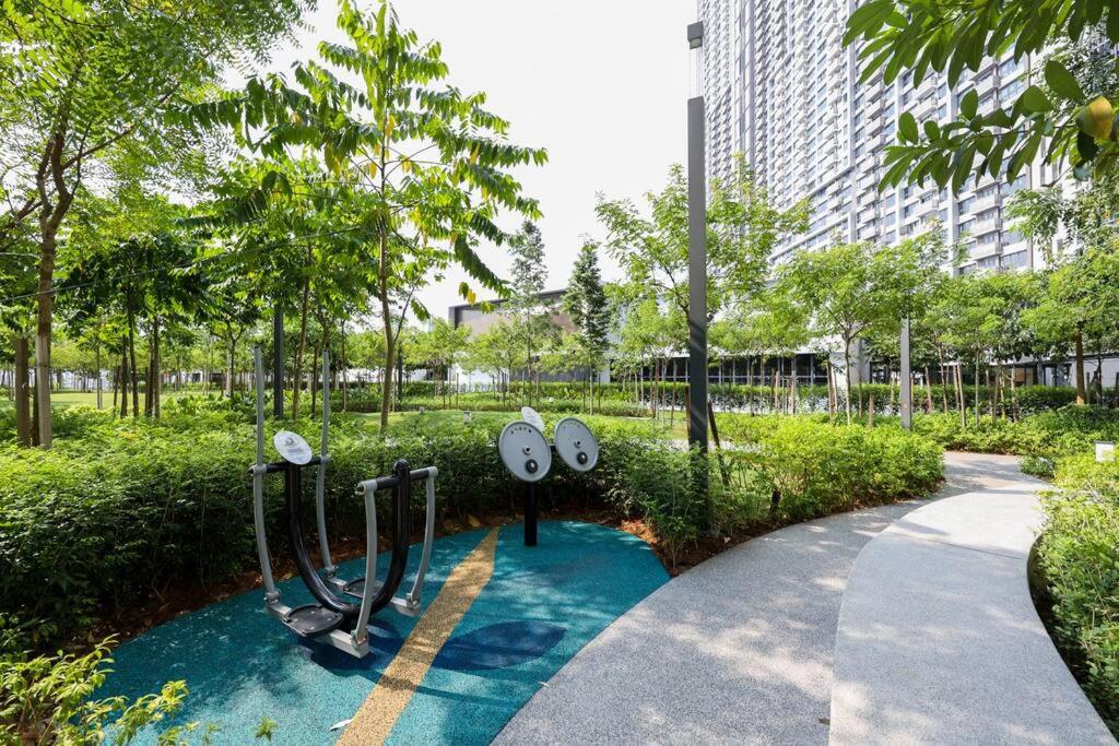NEW UNIT_TRX VIEW_Netflix_Lrt+Mrt_3R2B_8 Pax