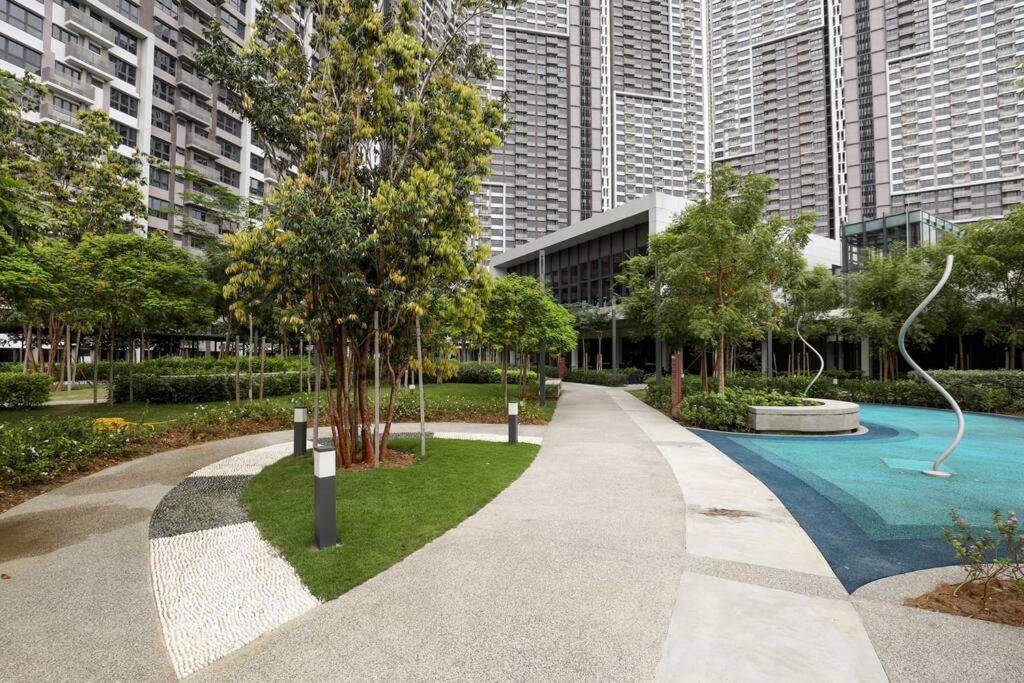 NEW UNIT_TRX VIEW_Netflix_Lrt+Mrt_3R2B_8 Pax