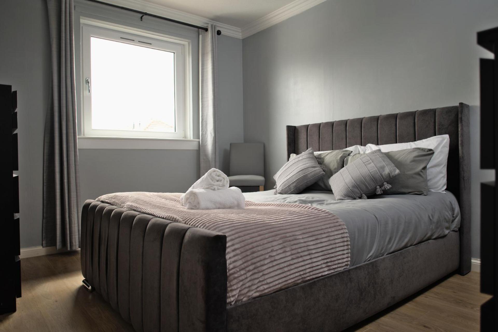 Modern 2-Bed Haven, FREE PARKING view 5