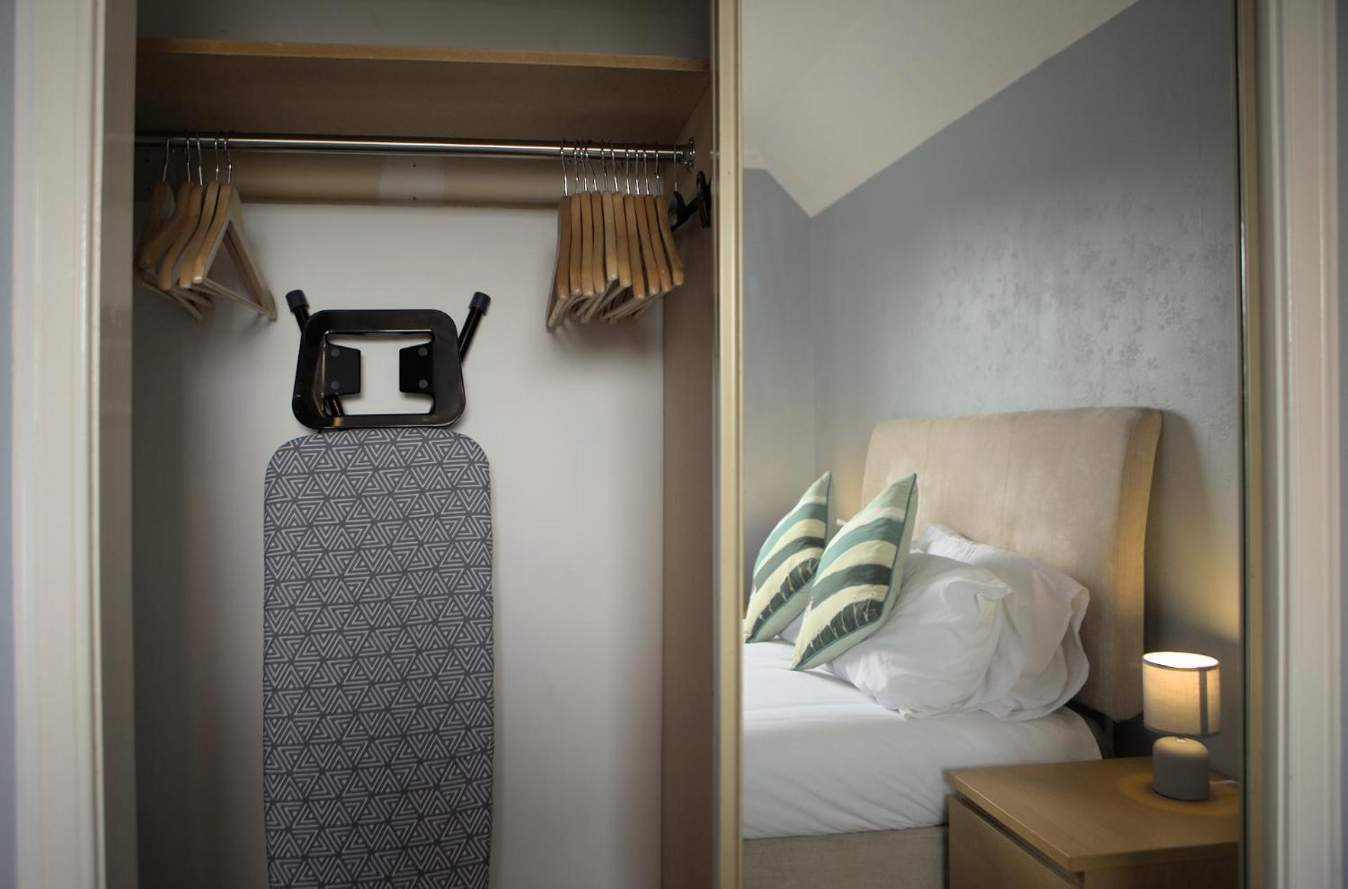 Modern 2-Bed Haven, FREE PARKING view 4
