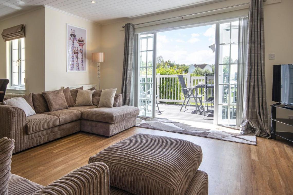Windrush Lake 82, Puffin Lodge - P view 5
