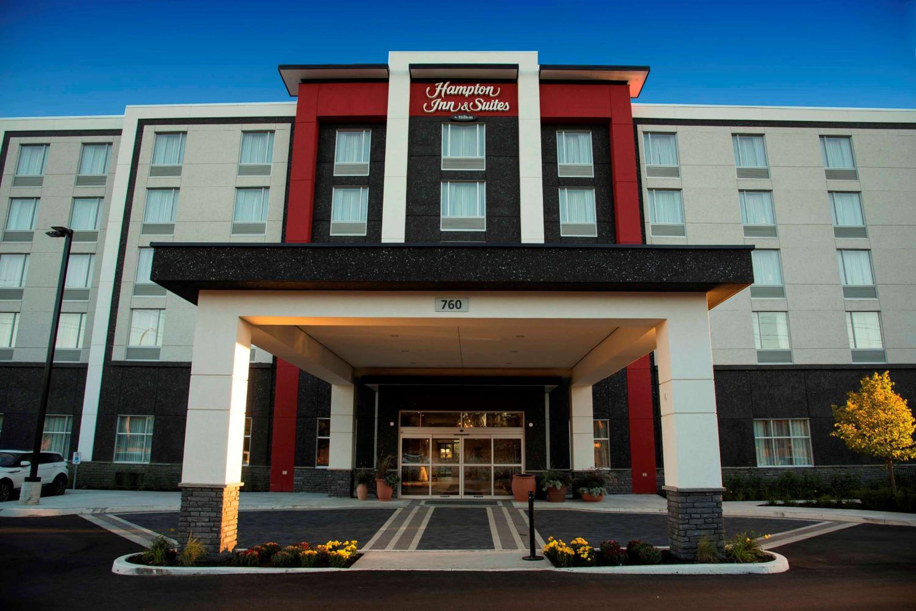 Thunder Bay Vacations - Hampton Inn  Suites by Hilton Thunder Bay - Property Image 1