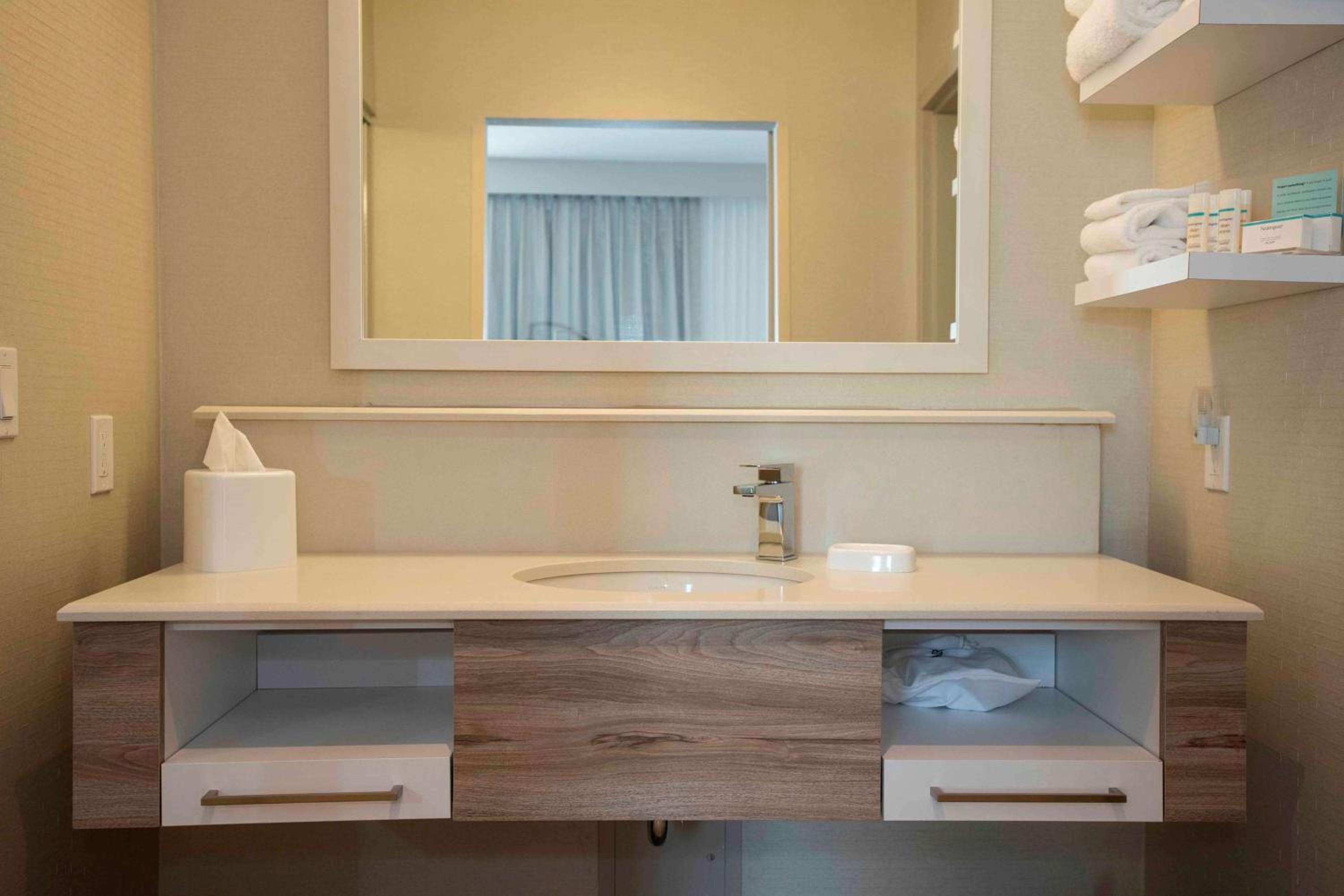 Thunder Bay Vacations - Hampton Inn Suites by Hilton Thunder Bay - Property Image 12