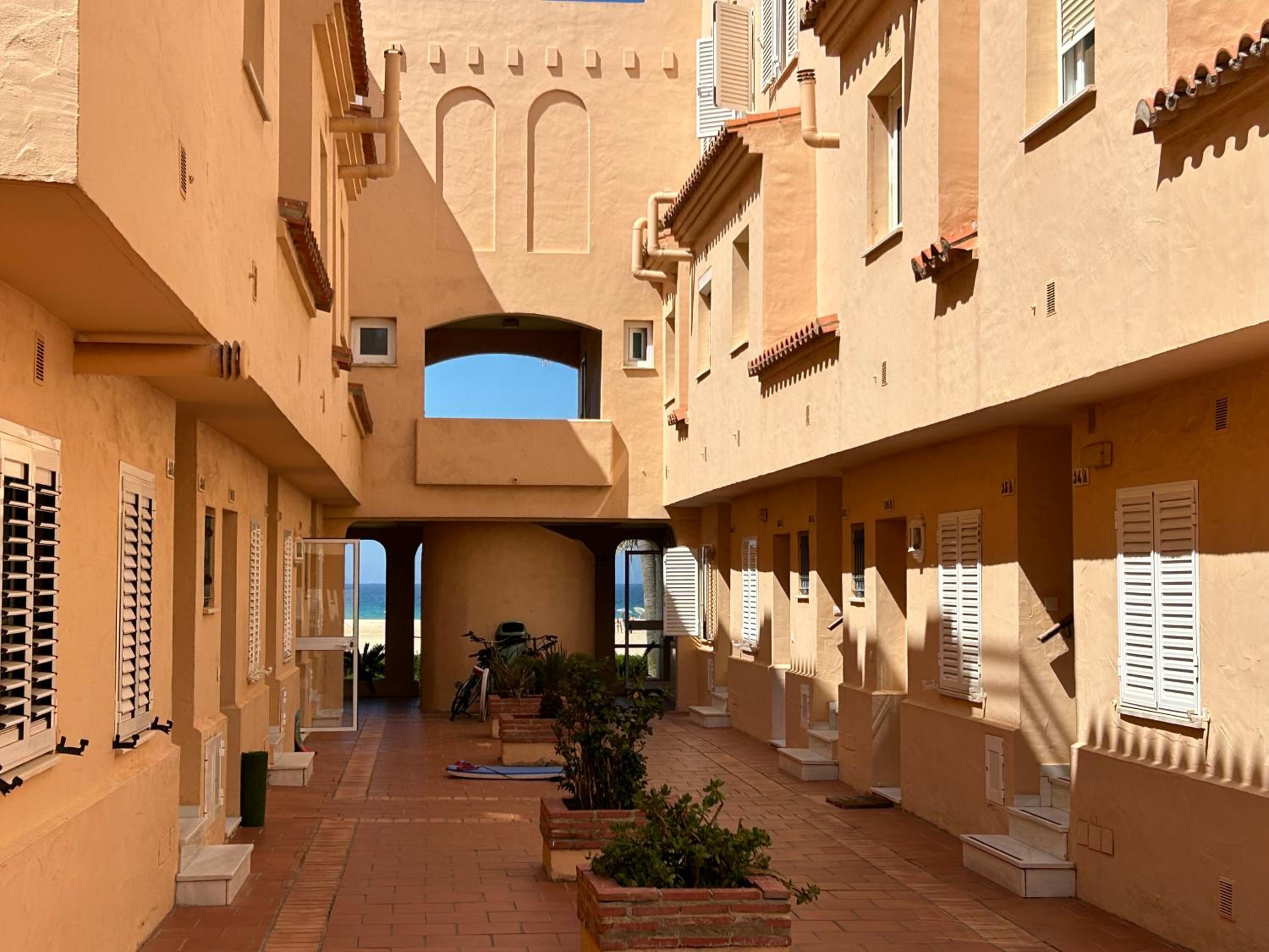 Apartamento Los Lances en Primera línea de playa con piscina