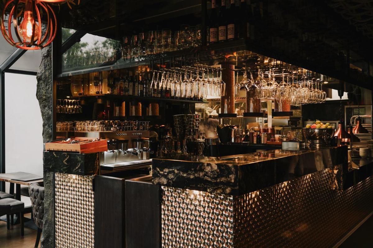 bar