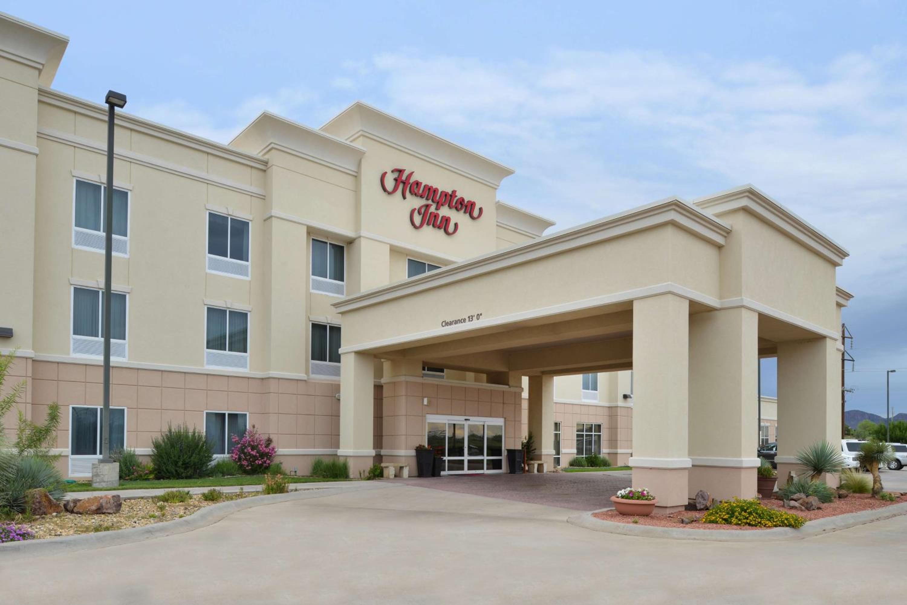 Alpine Vacations - Hampton Inn Alpine - Property Image 1