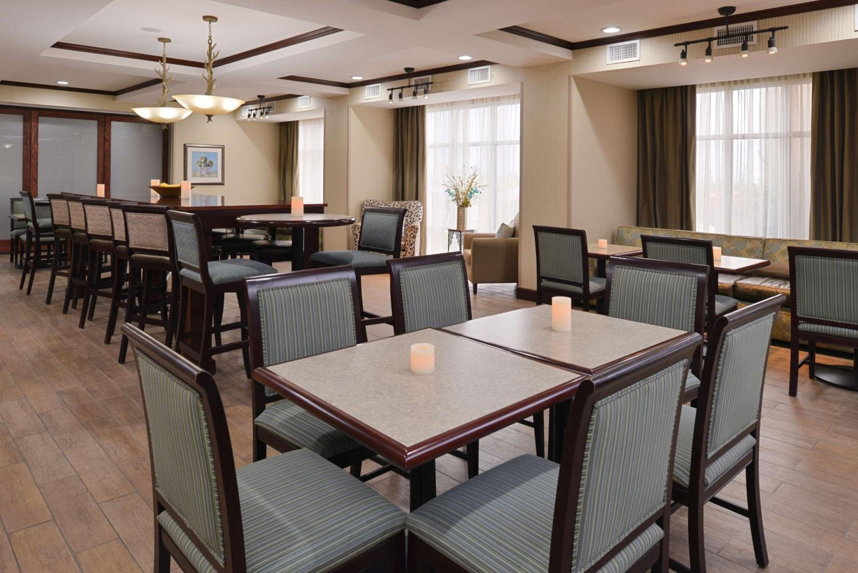 Alpine Vacations - Hampton Inn Alpine - Property Image 2