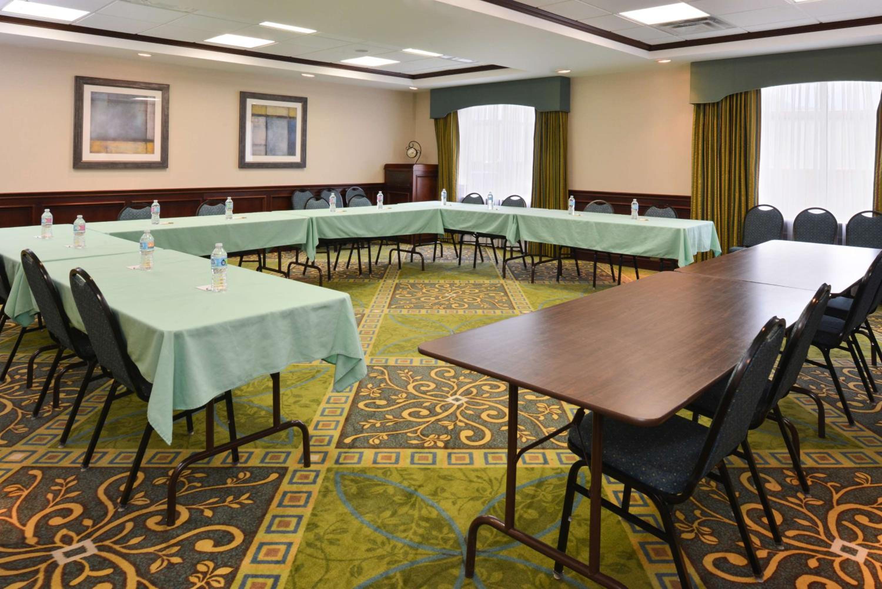 Alpine Vacations - Hampton Inn Alpine - Property Image 2
