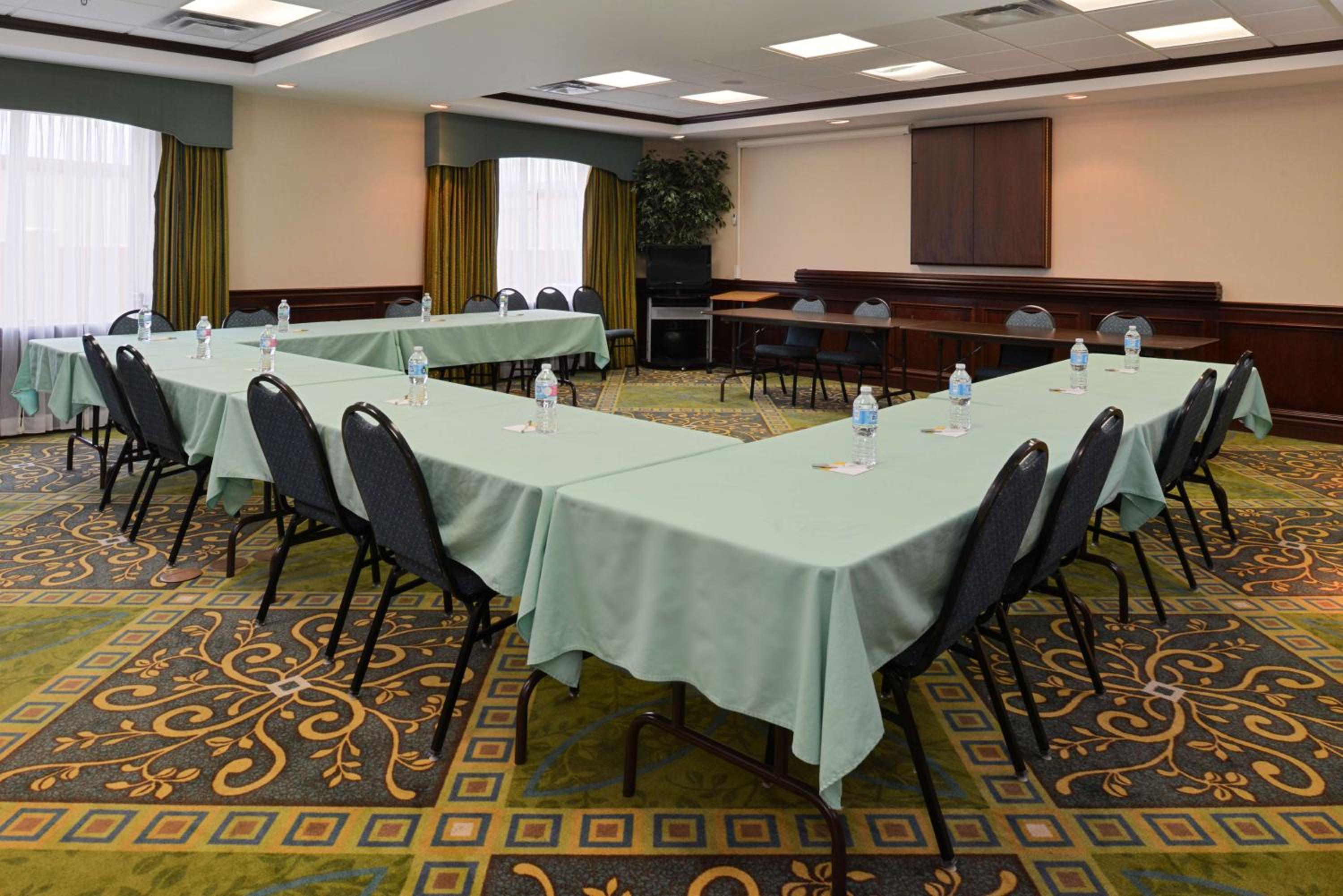 Alpine Vacations - Hampton Inn Alpine - Property Image 3
