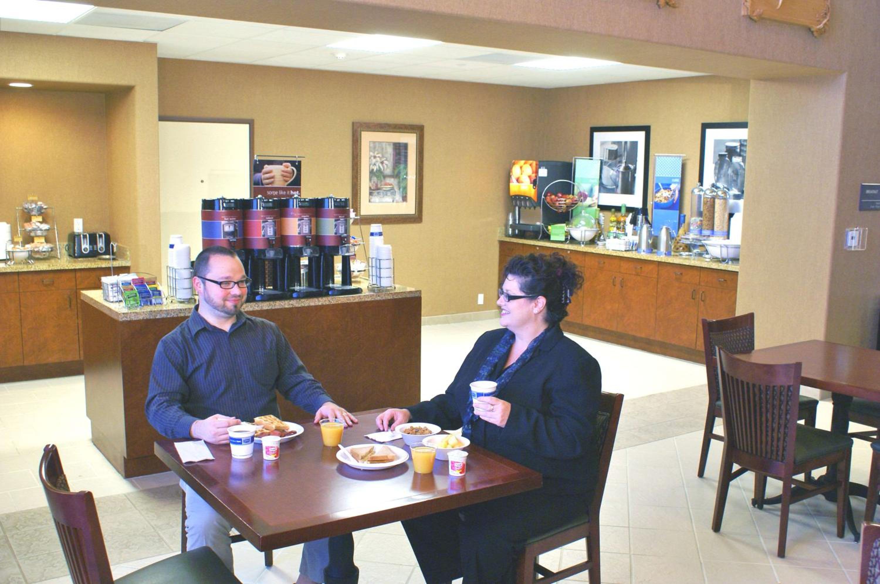 Red Bluff Vacations - Hampton Inn  Suites Red Bluff - Property Image 10