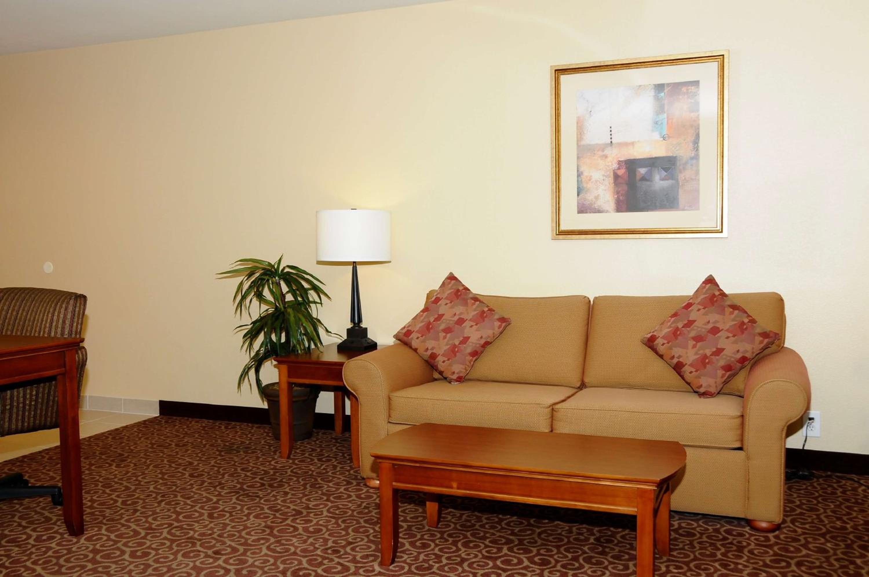 Red Bluff Vacations - Hampton Inn  Suites Red Bluff - Property Image 8
