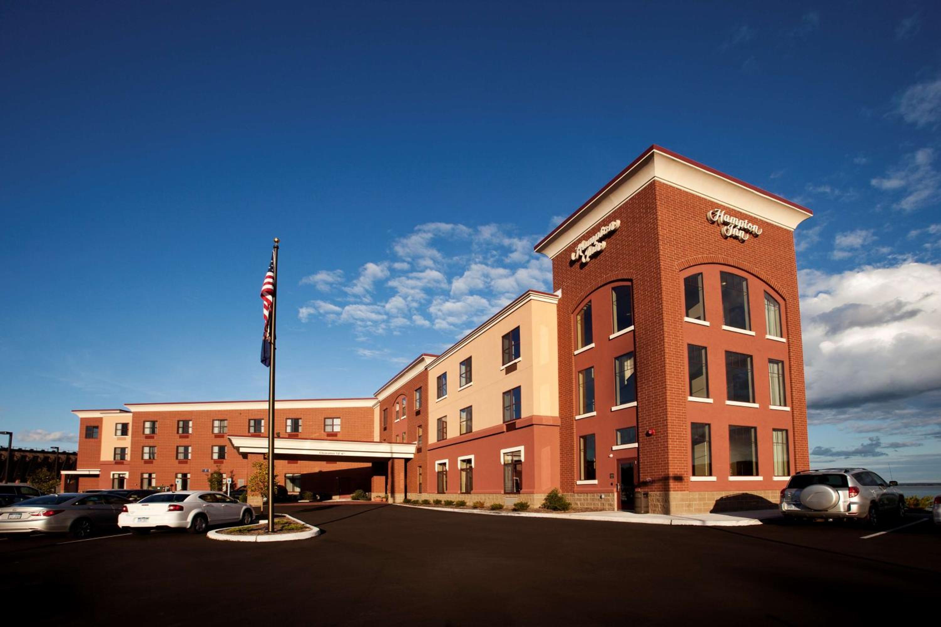 Hotel Hampton Inn Marquette-Waterfront - Image 1