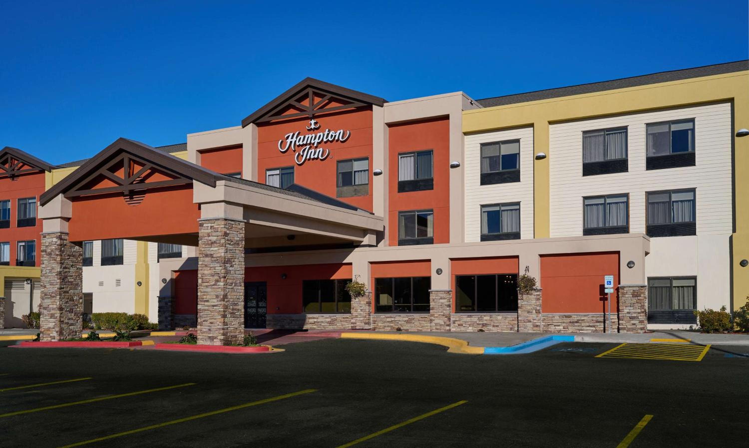 Hotel Hampton Inn Anchorage - Image 1