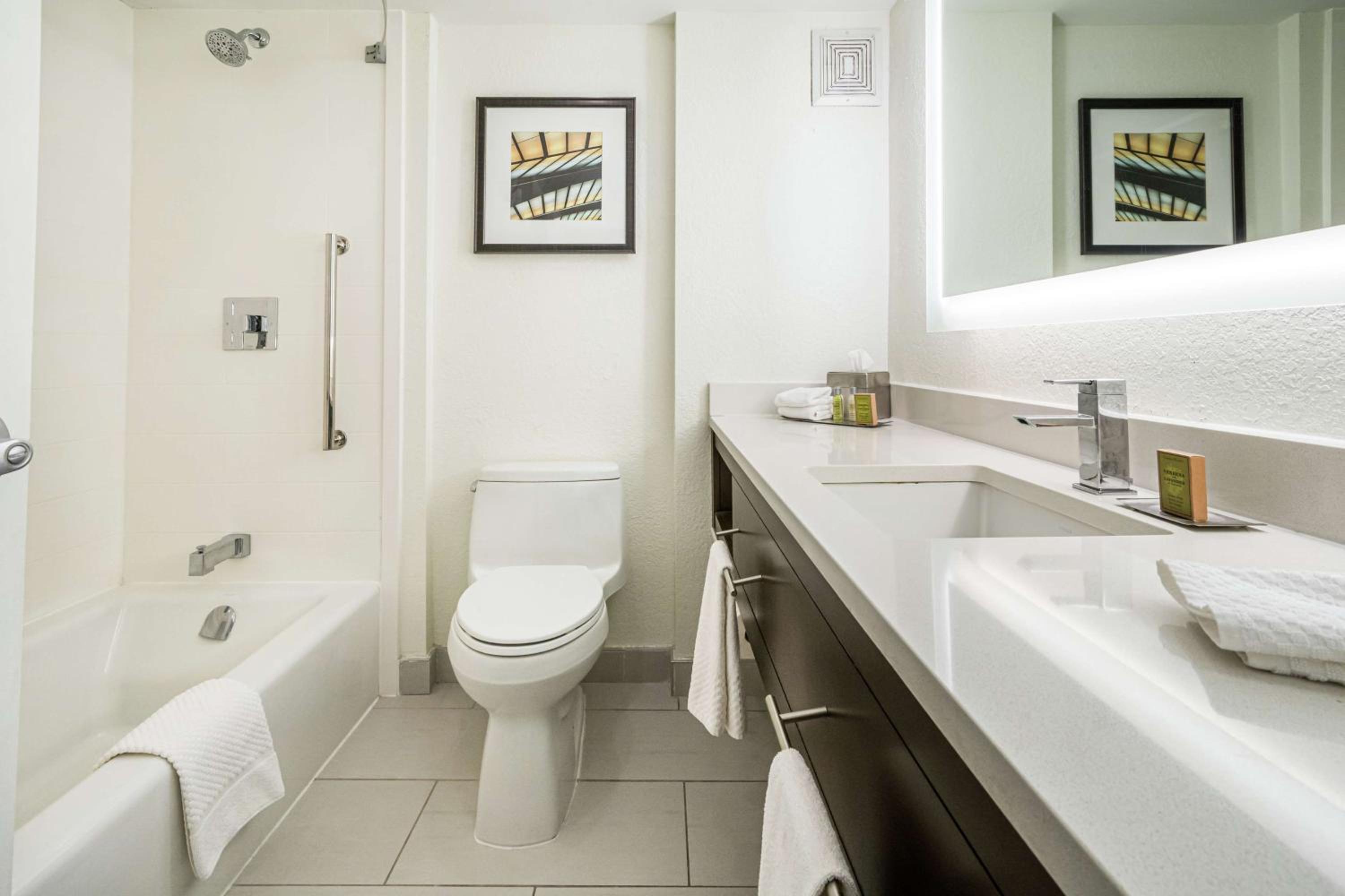 Kitchener Vacations - DoubleTree by Hilton Kitchener - Property Image 11