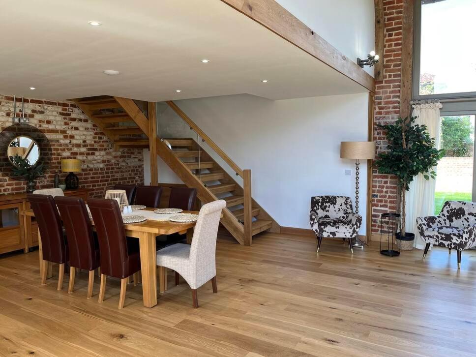 Grange Farm Barn, Filby view 5