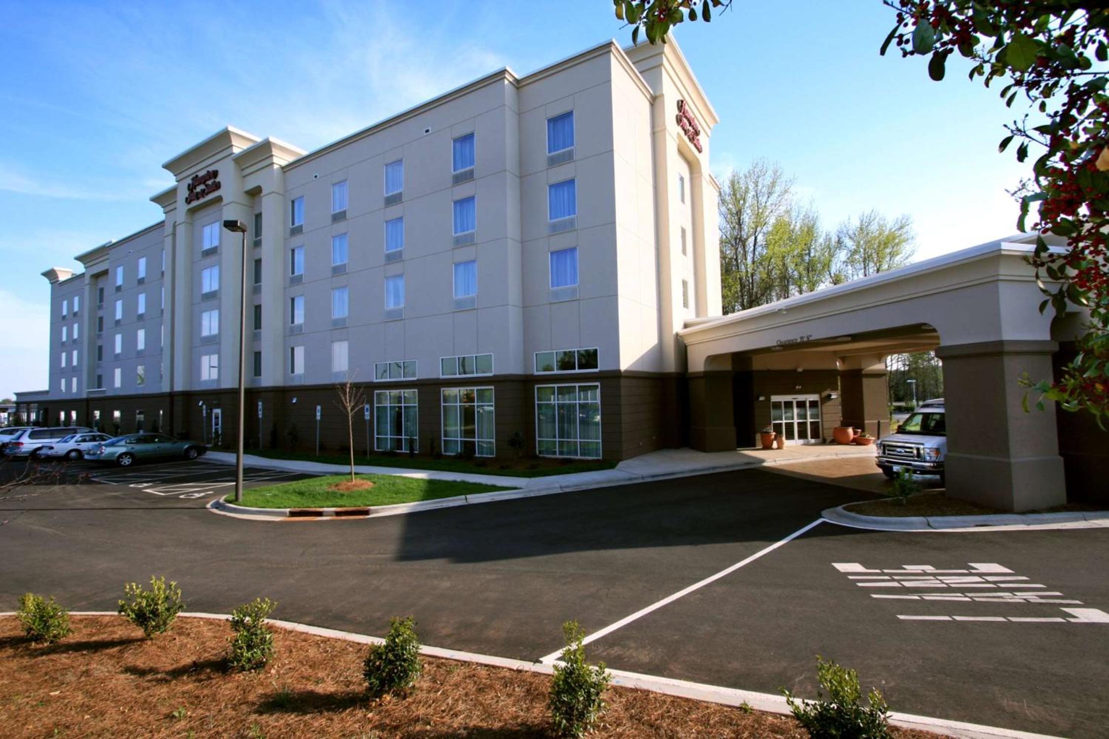 Hotel Hampton Inn & Suites Charlotte-Airport - Image 1
