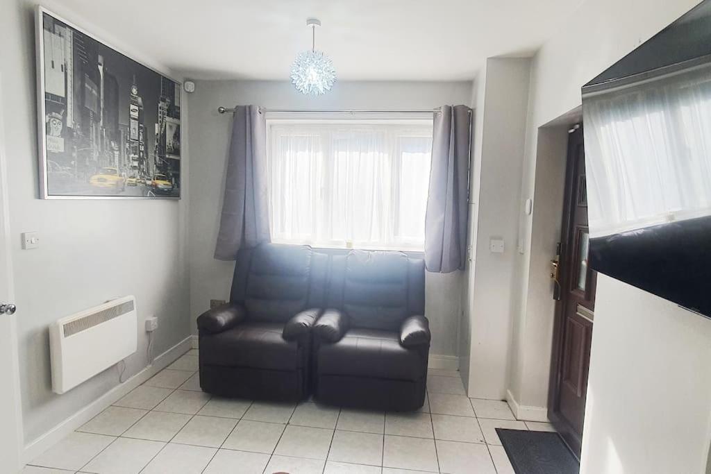 Lister Park Bradford Stylish 1bed Coach House - Quiet & Tranquil Cottage & Parking view 5