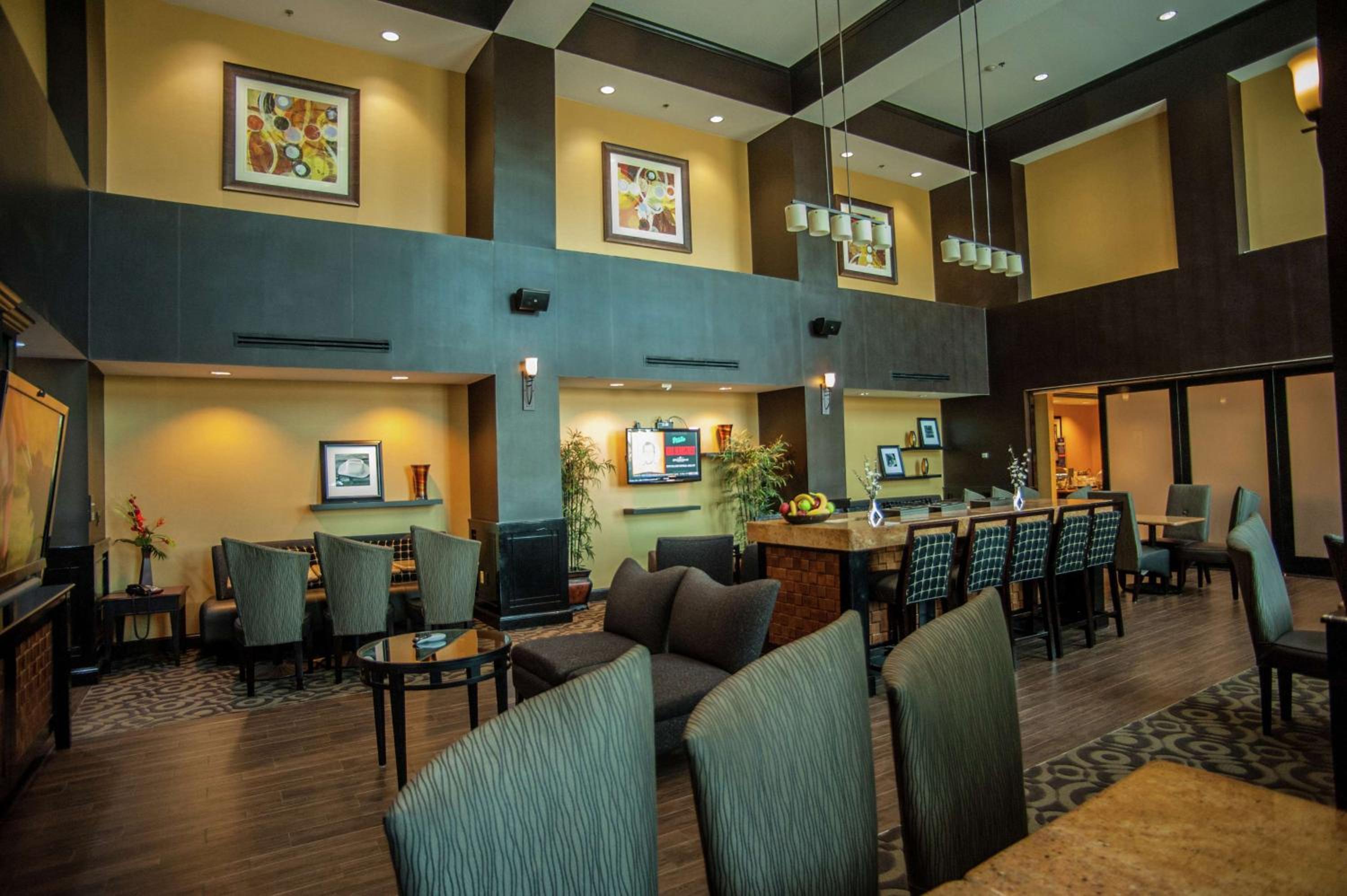 Palestine Vacations - Hampton Inn  Suites Palestine - Property Image 2