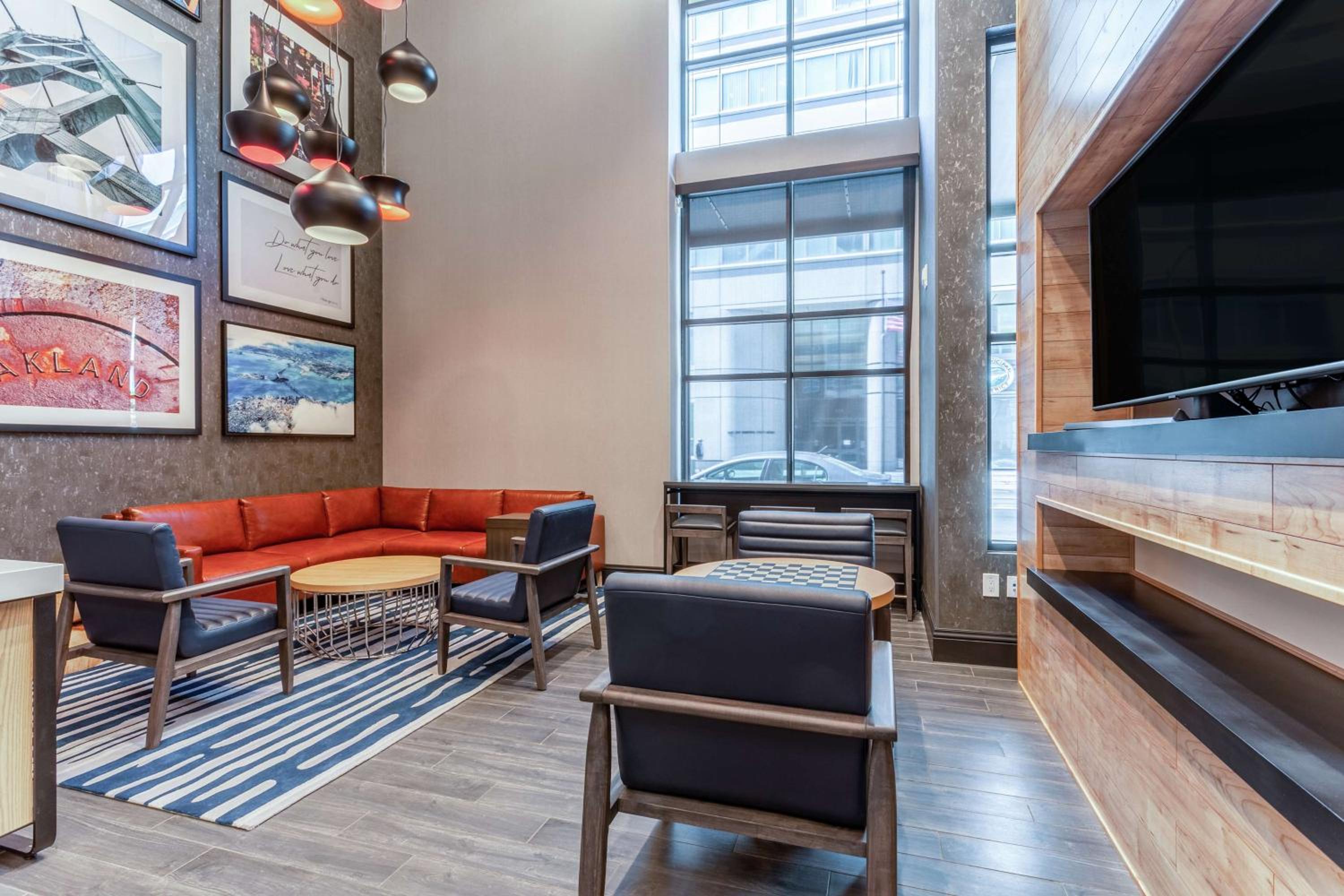 Oakland Vacations - Hampton Inn Oakland Downtown-City Center - Property Image 10