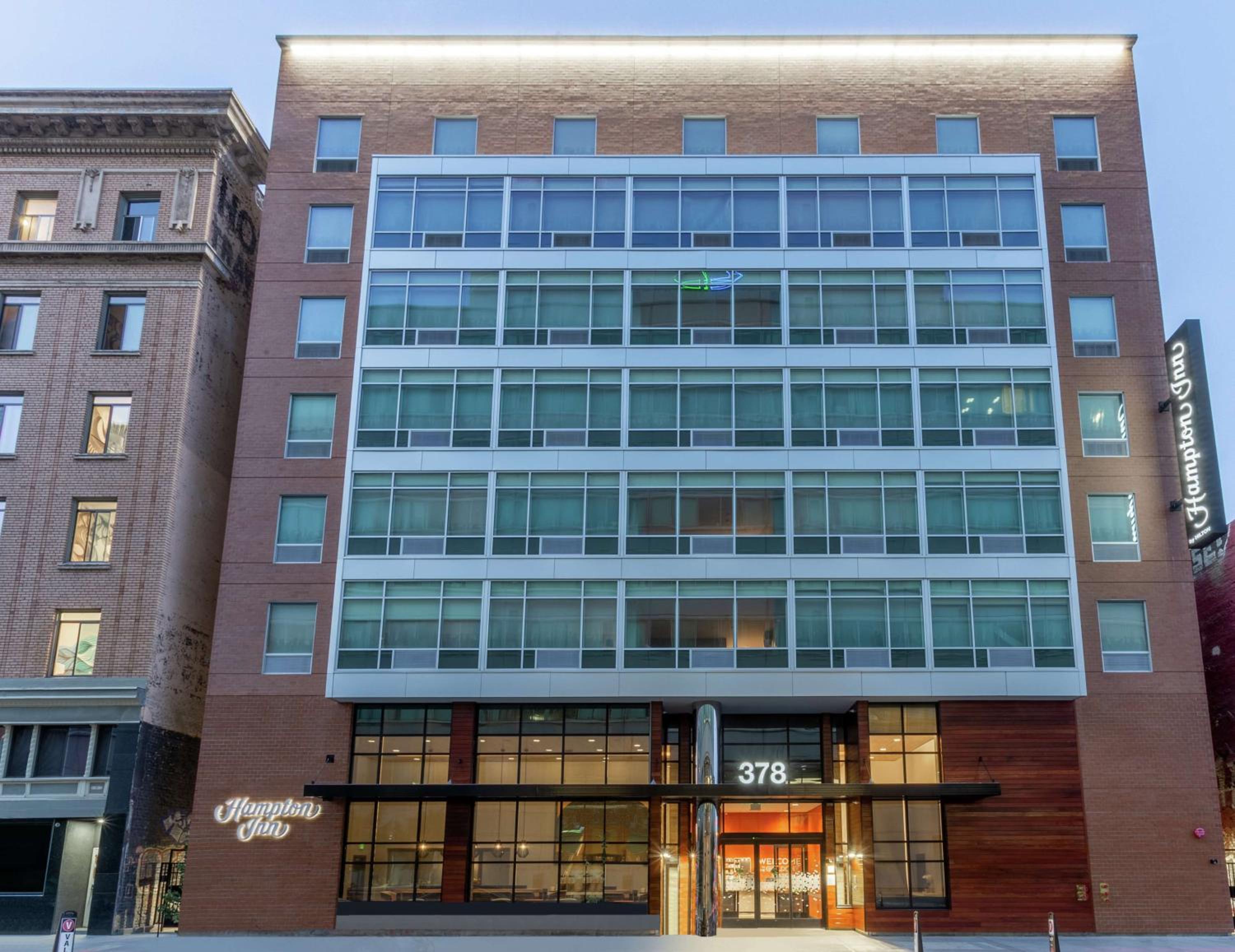 Oakland Vacations - Hampton Inn Oakland Downtown-City Center - Property Image 13