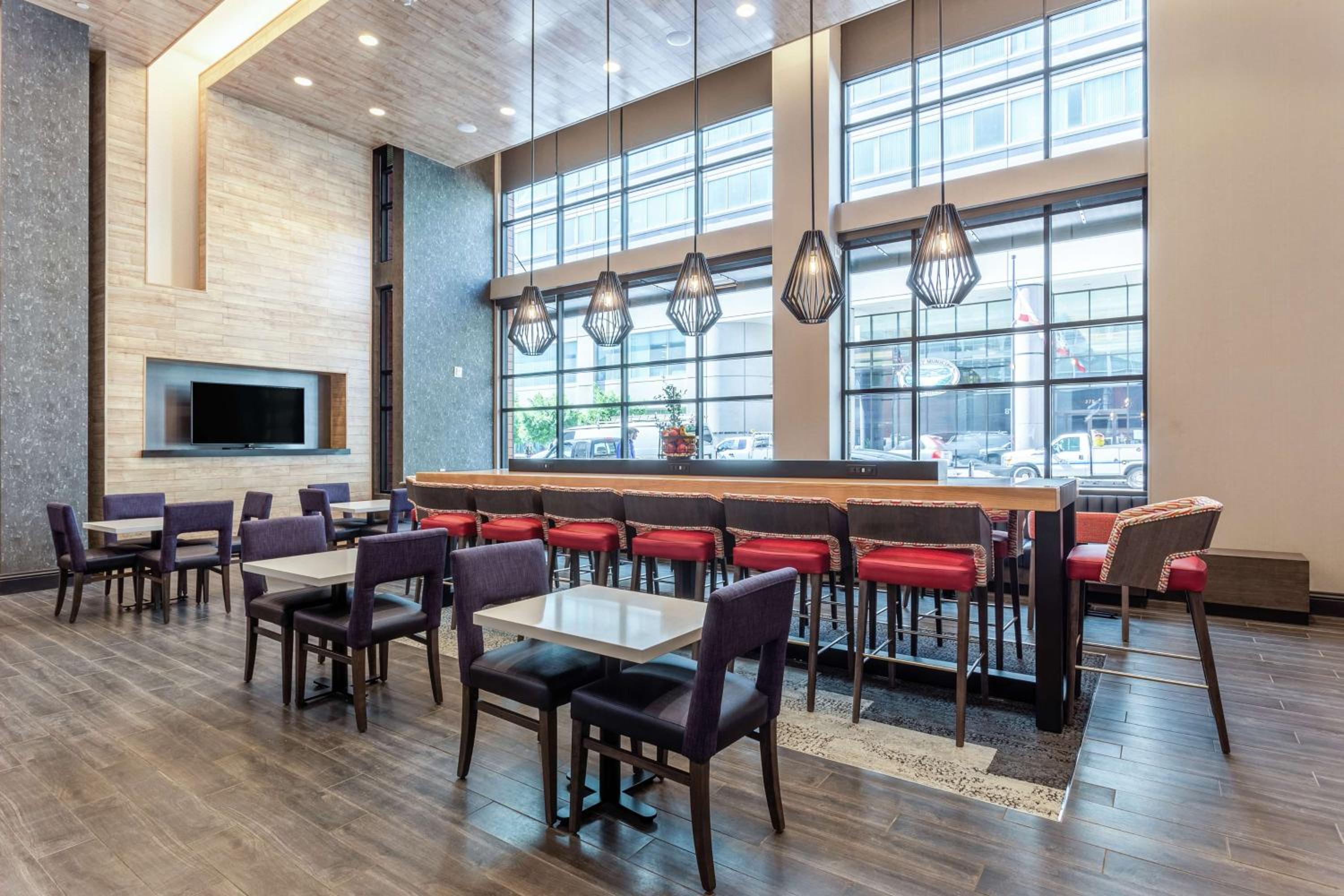 Oakland Vacations - Hampton Inn Oakland Downtown-City Center - Property Image 6