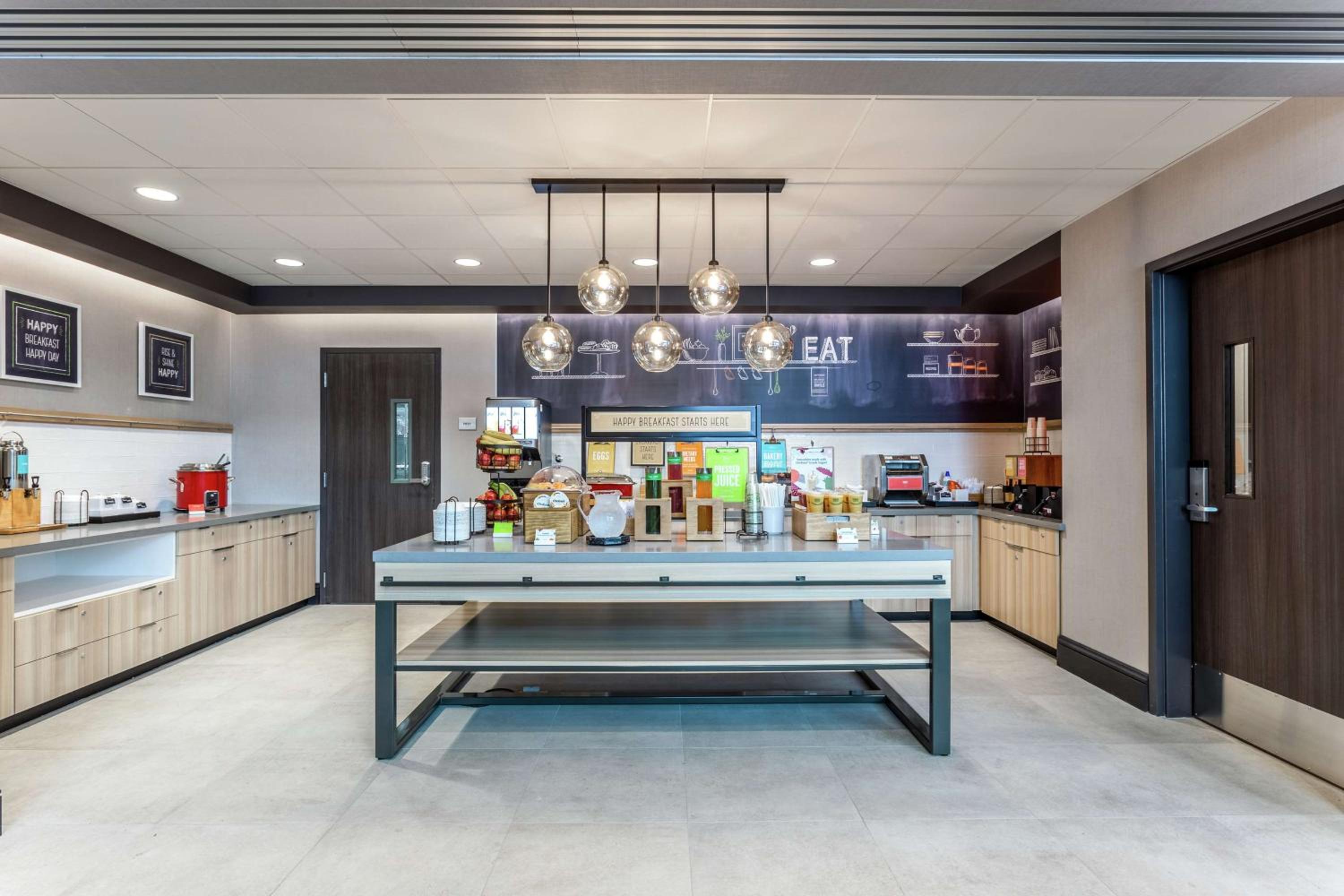 Oakland Vacations - Hampton Inn Oakland Downtown-City Center - Property Image 4